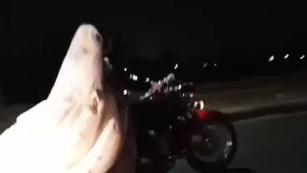 عريس يزف عروسه على