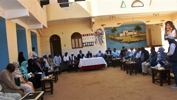 محافظ أسوان مع اهالي