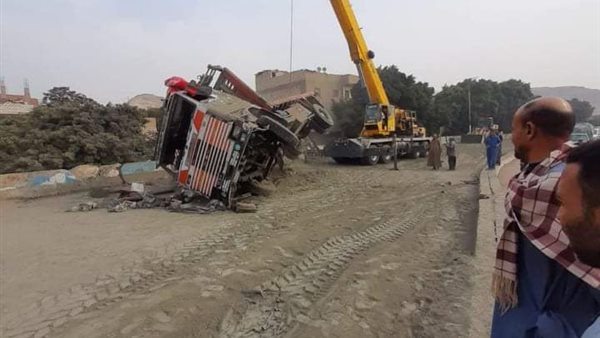 إنقلاب سيارة محملة