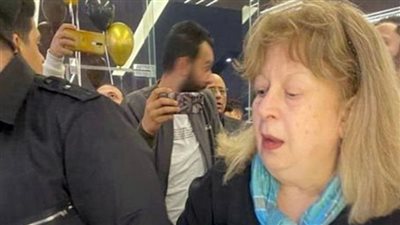 سمية الألفي تدعم ابنها أحمد الفيشاوي خلال العرض الأول لـ فيلم ريتسا