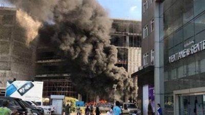 إصابة 8 أشخاص في حريق هائل بمركز التجارة الدولي في هونج كونج | فيديو