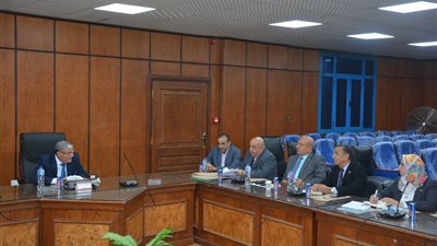 محافظ المنيا يناقش مع أعضاء الشيوخ عددًا من قضايا وطلبات المواطنين بالمحافظة