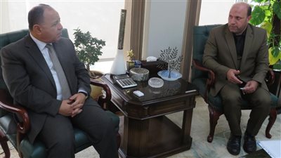 وزير المالية يكرم مدير الحسابات بصحة القليوبية ويقدم بلاغا ضد العاملين بوحدة النفايات