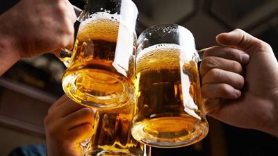 كيف يسهم فرض 10% ضرائب على الخمور والكافيار في المبيعات؟.. خبراء يجيبون