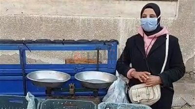 بجسد محترق.. سيدة تبيع الأسماك في شوارع بورسعيد: نفسي أطلع عمرة وأعمل حقن مجهري | صور وفيديو 
