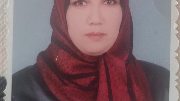 معلمه تصنع منتجات