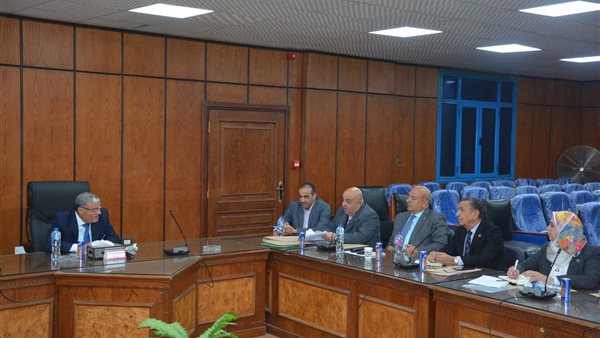 محافظ المنيا يجتمع