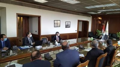 وزير الموارد المائية يبحث أعمال المشروع القومي لتأهيل الترع والري الحديث