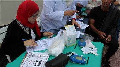 أنا متبرع دائم.. مبادرة طلابية للتبرع بالدم في جامعة حورس.. والطلاب: هدفنا التوعية ونشر الفكرة | صور