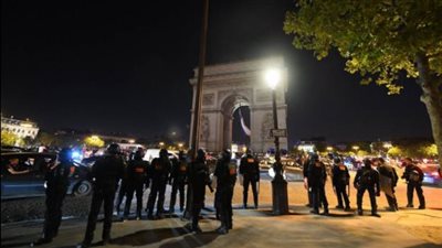 بسبب بطولة قطر.. الشرطة الفرنسية تتأهب لمنع احتفال الجماهير العربية في الشانزليزيه |صور