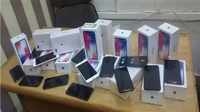 15 هاتفًا وساعتين ثمينتين.. الجمارك تحبط محاولتي تهريب بمطار القاهرة| صور 
