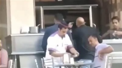 الإنسانية في أبهى صورها..عامل يتفرغ لمساعدة شاب من ذوي الاحتياجات الخاصة لتناول الطعام