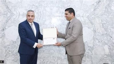 محافظ سوهاج يكرم مدير مديرية القوى العاملة لتفانيه في أداء عمله