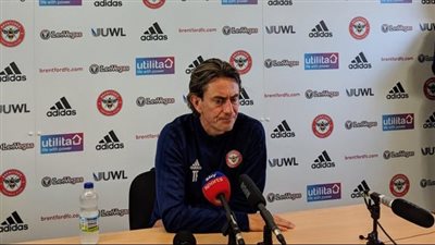 مدرب برينتفورد يعلن إيجابية مسحة 13 لاعبًا بفيروس كورونا