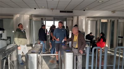 السياحة: الانتهاء من تركيب المنظومة المتكاملة للبوابات الإلكترونية بالأهرامات | صور 