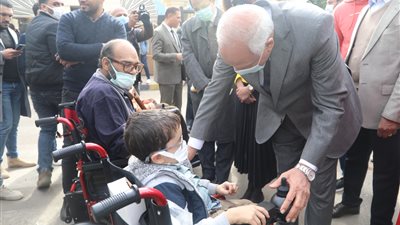 محافظ الجيزة يسلم 67 كرسيًّا كهربائيًّا لذوي الهمم