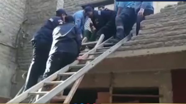 إنقاذ مسن وابنته