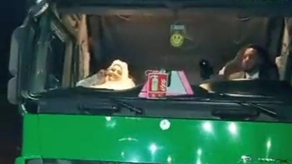 زفة عروسين داخل تريلا