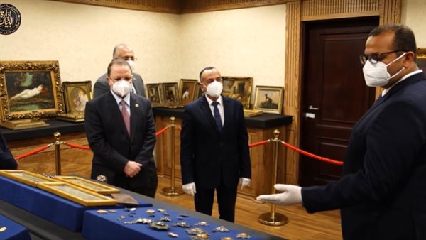 النائب العام يعاين