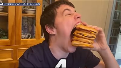 أمريكي يدخل موسوعة جينيس لامتلاكه أكبر فم في العالم | فيديو