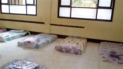 نقل 30 فردًا إلى معسكر الايواء دمرت السيول منازلهم جنوب البحر الأحمر| صور 