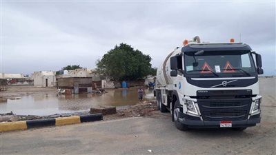 شركة مياه الشرب بالبحر الأحمر تسحب تجمعات الأمطار في أبو رماد | صور