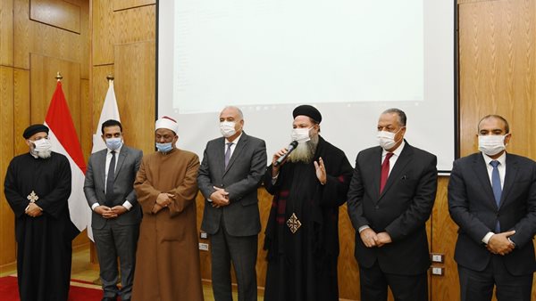 محافظ قنا يكرم اثنين