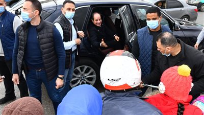 السيسي لمواطن على موتوسيكل: مش عايز حاجة متتكسفش أنا واقف هنا عشانك | فيديو 