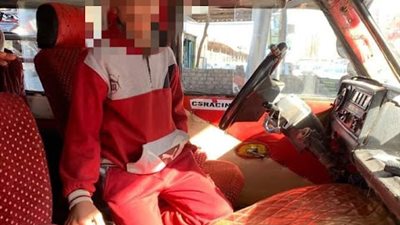 بعد ظهوره في مقطع فيديو.. أمن سوهاج يلقي القبض على طفل يقود سيارة أجرة ويعرض حياة الركاب للخطر | صور