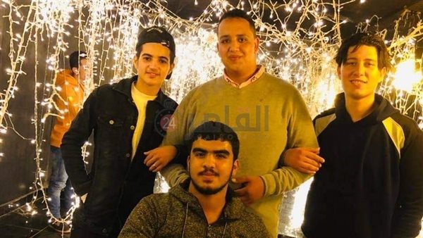 عمار وسط عدد من أصدقائه