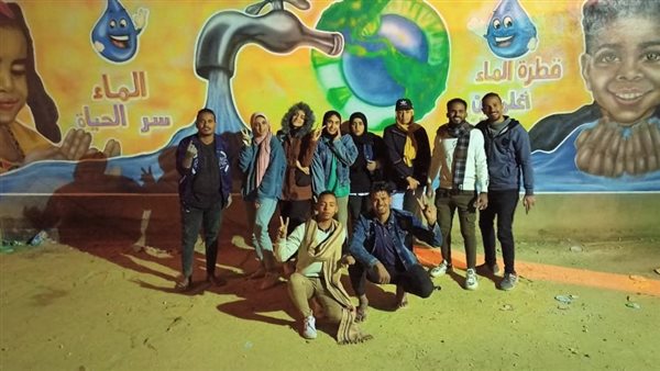 الطلاب أمام الجدارية