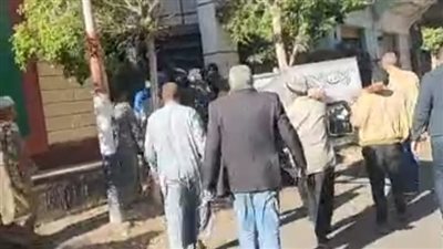 وصول جثمان الفنان مُحب كاسر لصلاة الجنازة عليه بمسجد الشهداء في الغربية │بث مباشر