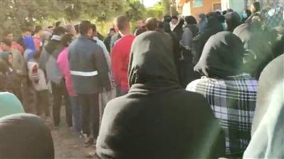 انهيار والدة فتاة كفر شكر وشقيقتها خلال تشييع جثمانها │ فيديو 