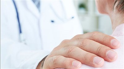 عراني من هدومي.. سيدة تتهم طبيبًا بملامسة أجزاء حساسة من جسدها في 15 مايو | لايف