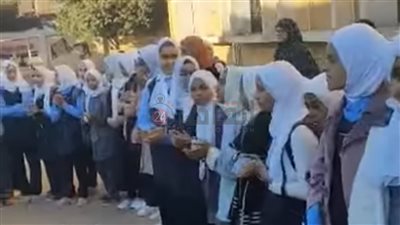 طلاب مدرسة إعدادية بقنا ينظمون ممرا شرفيا لزملائهم لفوزهم بمسابقة أوائل الطلبة 