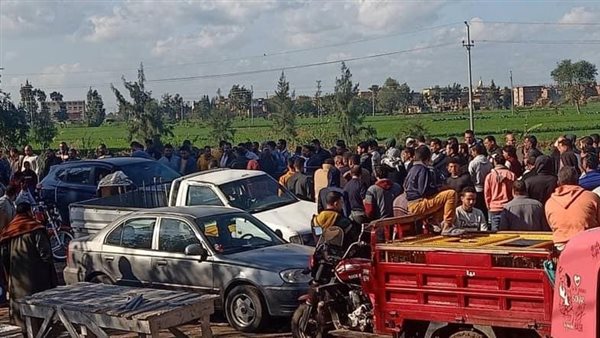 تجمع الأهالي بموقع