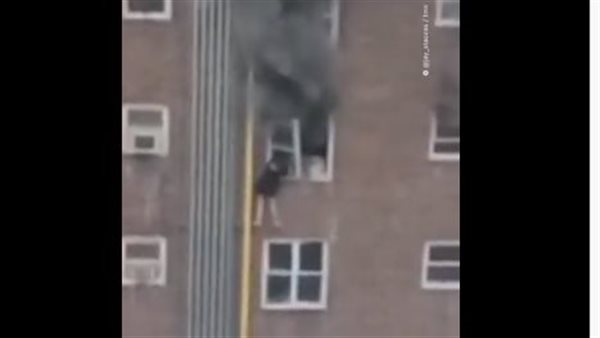 لحظة تعلق الفتاة