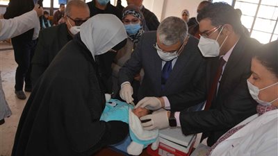 محافظ المنيا يطلق حملة التطعيم ضد شلل الأطفال من المركز الطبي بحي الشباب والمستقبل