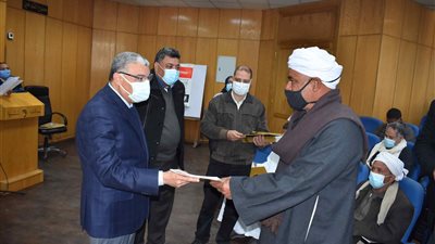 محافظ المنيا يسلم عقودا جديدة لـ59 حالة زراعية لتقنين أوضاع أراضي الدولة