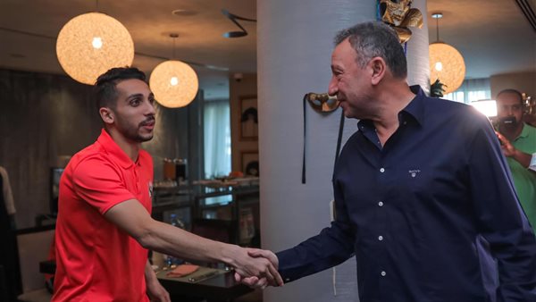 الخطيب مع أفراد بعثة