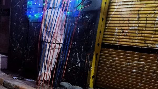 مانيكان مشنوق ومكفن