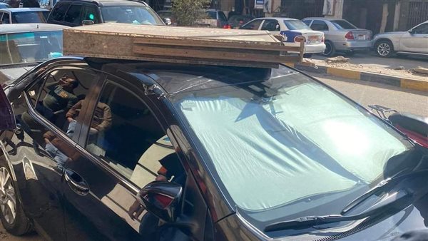 سقوط لافتة على سيارة