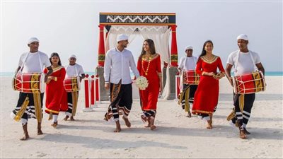 عشان اسمها فرح تستاهل أكتر من فرح.. علي غزلان يقيم حفل زفاف جديدًا بالمالديف | صور