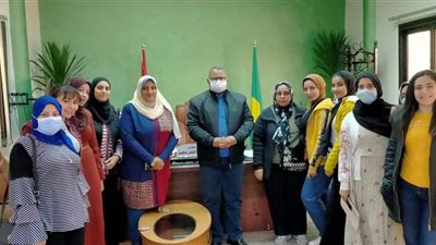رئيس مدينة المنيا يوضح دور الأمومة والطفولة في تدريب طالبات الاجتماع
