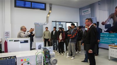 طلاب جامعة هيرتفوردشاير يشيدون بالقدرات التصنيعية المتطورة بالعربية للتصنيع