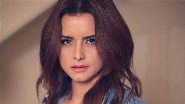 الفنانة نور