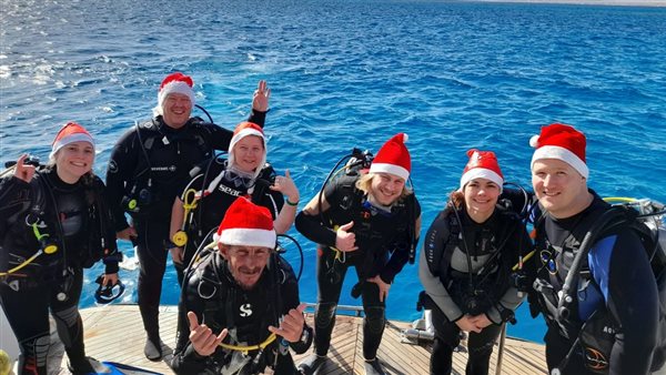 سائحو الغردقة يغطسون