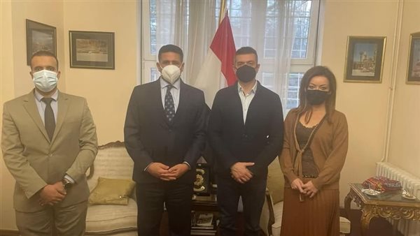 السفير المصري ومسؤولي