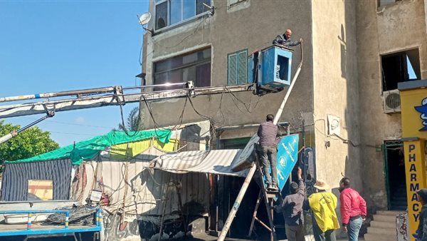  سقوط بعض أعمدة الإنارة