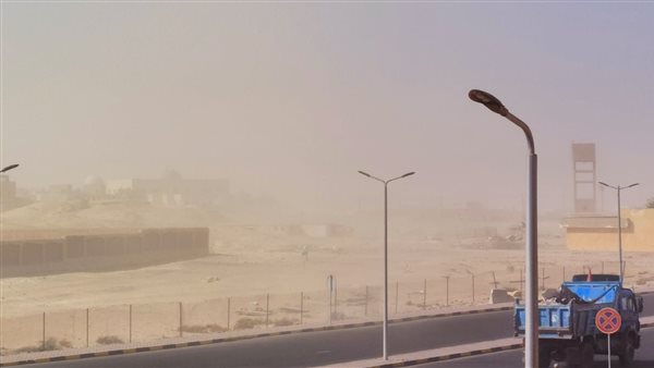 عاصفة ترابية تضرب